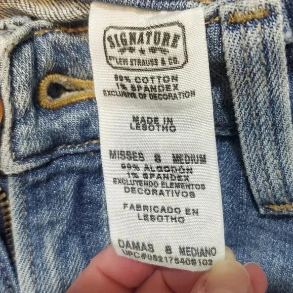 Levi Signature, low rise boot cut size 8 Missus - Picture 2 of 3